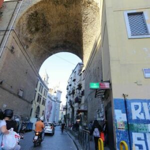 Covid a Napoli, alla Sanità arriva il tampone «solidale» per i più bisognosi